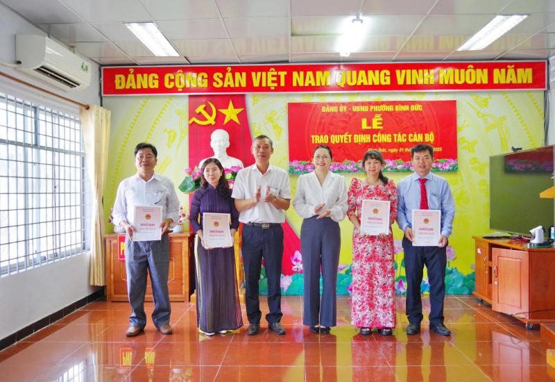 PHƯỜNG BÌNH ĐỨC TRAO QUYẾT ĐỊNH CÔNG TÁC CÁN BỘ