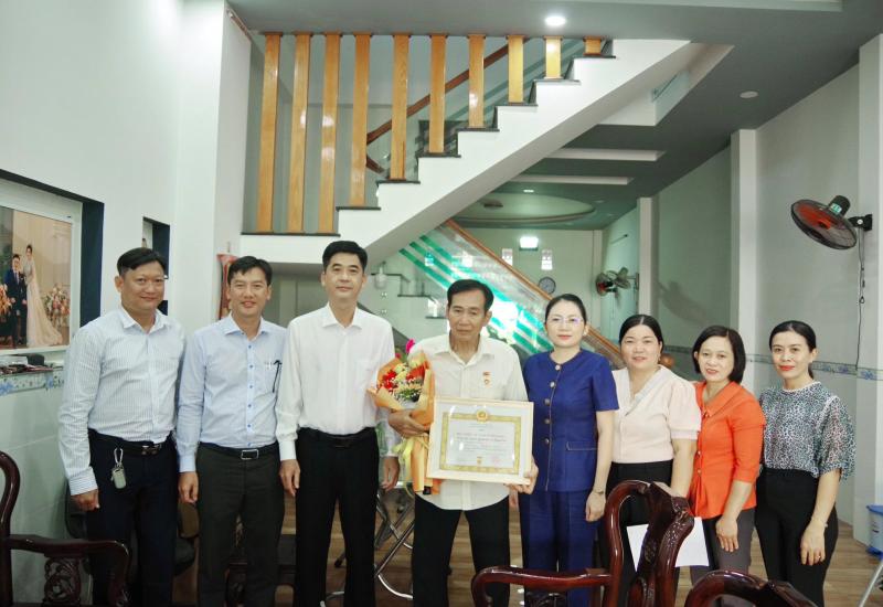 trao huy hieu dang