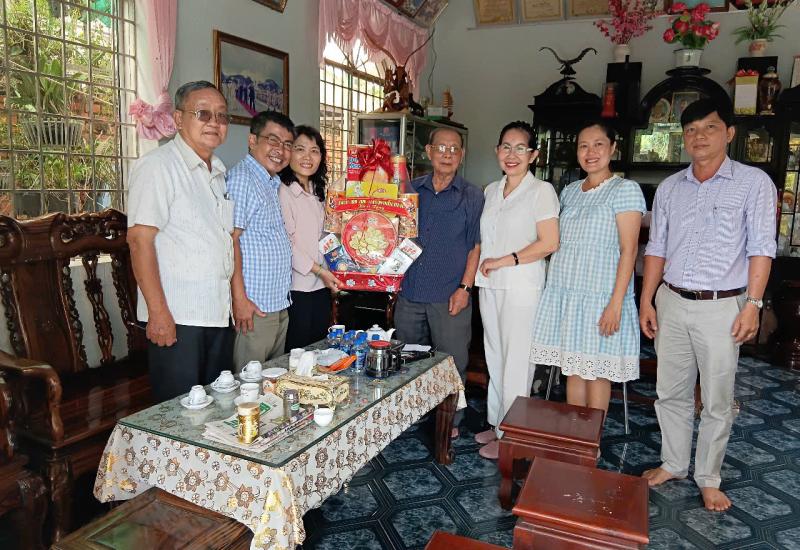 PHƯỜNG BÌNH ĐỨC THĂM VÀ TẶNG QUÀ CHO GIA ĐÌNH CHÍNH SÁCH